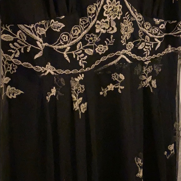 Gorgeous embroidered midi dress - Picture 2 of 7